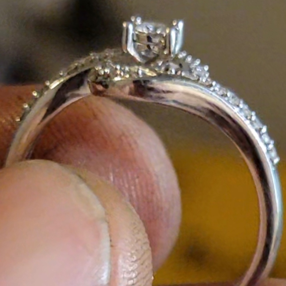 Diamond engagement ring - Picture 2 of 5